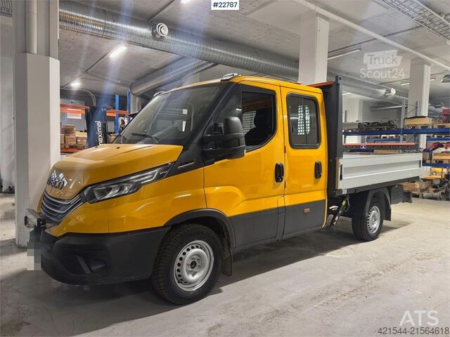 Stationwagen met hoog dak Iveco 35S18 flatbed truck with crane – 2 sets of tires –