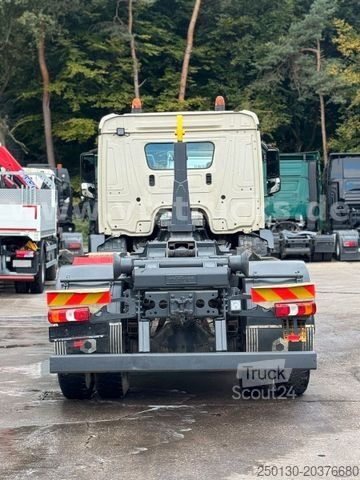 Kanca kasalı yük kamyonu (roll-off) MERCEDES-BENZ Arocs 1827 4x2 HYVA-Abrollkipper