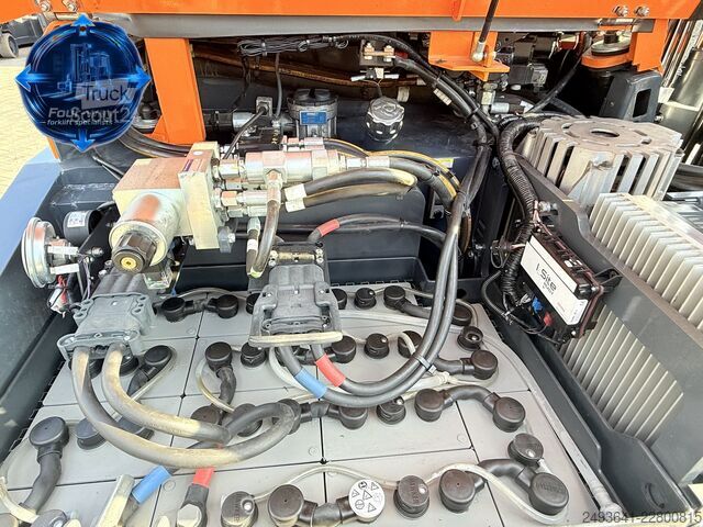 Wózek widłowy czterokierunkowy Combilift CBE2500 TRIPLEX 4900 POSITIONER CABIN