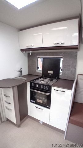 Półzintegrowany kamper BÜRSTNER Lyseo TD 684 G Backofen / SAT-Anlage / Fahrradtr