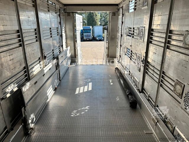 Kreaturvogn MERCEDES-BENZ Actros 2545 6x2 LL 4.Stock Menke Hubdach Tränke