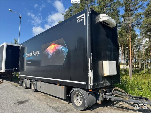 Ekeri-laatikkoperävaunu, jossa täysi sivuaukeama. Ekeri Box Trailer w/ Full side opening.