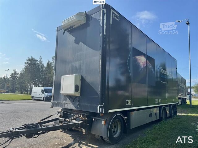 Ekeri-laatikkoperävaunu, jossa täysi sivuaukeama. Ekeri Box Trailer w/ Full side opening.