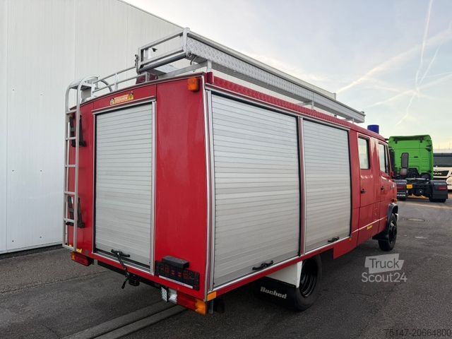 Transporter mit Koffer MERCEDES-BENZ 711D Doka 9-Sitzer Feuerwehr LF8 Pumpe