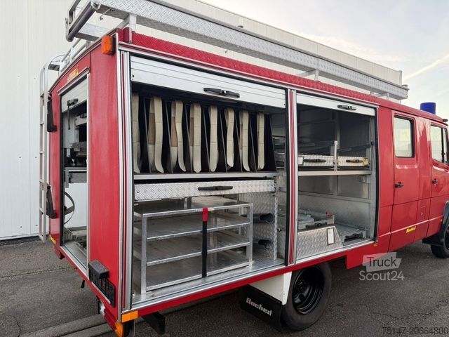 Transporter mit Koffer MERCEDES-BENZ 711D Doka 9-Sitzer Feuerwehr LF8 Pumpe