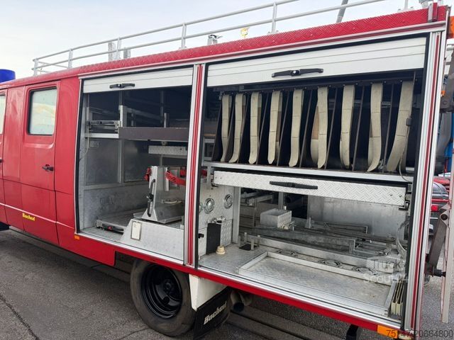 Transporter mit Koffer MERCEDES-BENZ 711D Doka 9-Sitzer Feuerwehr LF8 Pumpe