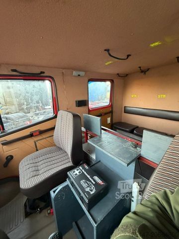 Transporter mit Koffer MERCEDES-BENZ 711D Doka 9-Sitzer Feuerwehr LF8 Pumpe