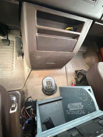 Transporter mit Koffer MERCEDES-BENZ 711D Doka 9-Sitzer Feuerwehr LF8 Pumpe