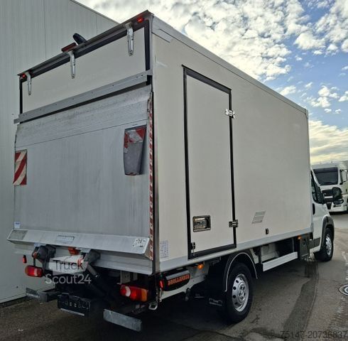 Furgon sa rashladnim sandukom PEUGEOT Boxer 3-Sitzer Kühlkoffer Carrier Ladebordwand