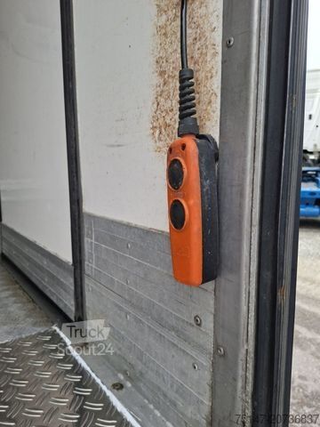 Furgon sa rashladnim sandukom PEUGEOT Boxer 3-Sitzer Kühlkoffer Carrier Ladebordwand