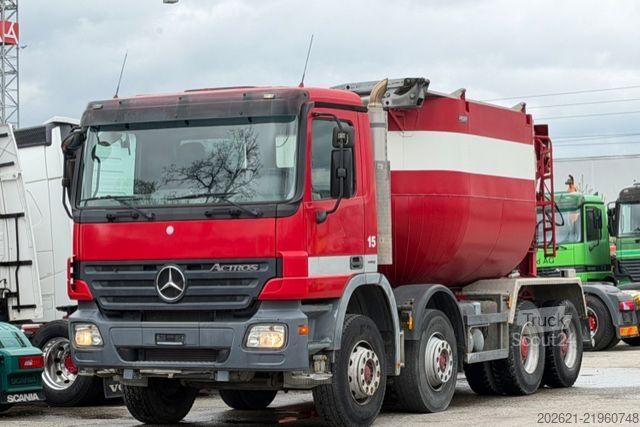 Camión para usos especiales MERCEDES-BENZ Actros 3241 8x4 Silo Isoliert