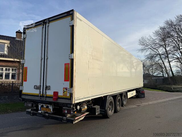 Valigia Krone 3 ass geisoleerde oplegger met laadklep