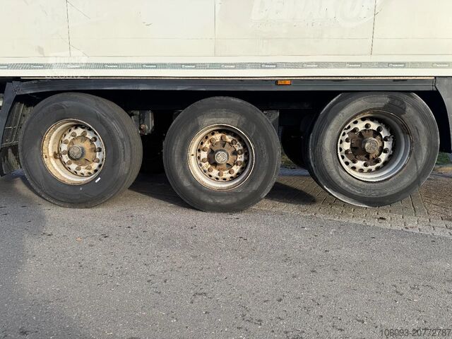 Valigia Krone 3 ass geisoleerde oplegger met laadklep