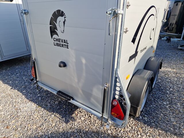 Liellopu pārvadāšanas kravas automašīna Cheval Liberté Touring One single Horse Trailer Frontexit Pullman