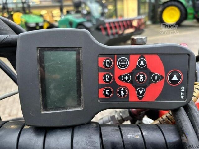 Šienapjovės technologija Kuhn MergeMaxx 950