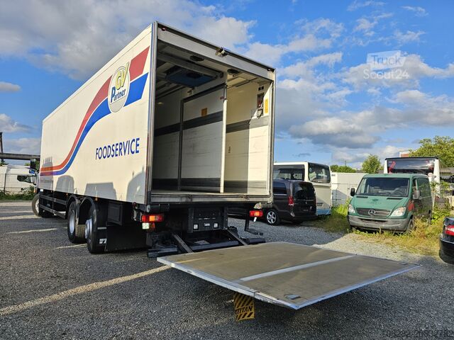 Vrachtwagen met koelbox VOLVO FM330 6x2 FRIGOBLOCK Multizone Lenk u. L