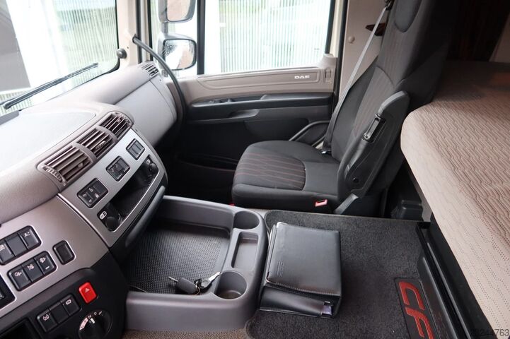 DAF CF 320 FA bakwagen + Dhollandia-laadklep van 2.000 kg + rolstops DAF CF 320 FA Bak + Dhollandia 2000kg klep + rolstops