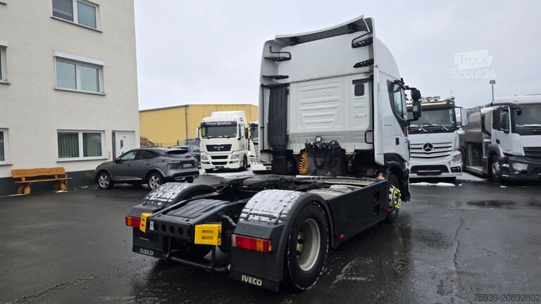 Standardowy ciągnik siodłowy Iveco Magirus 440 4x2