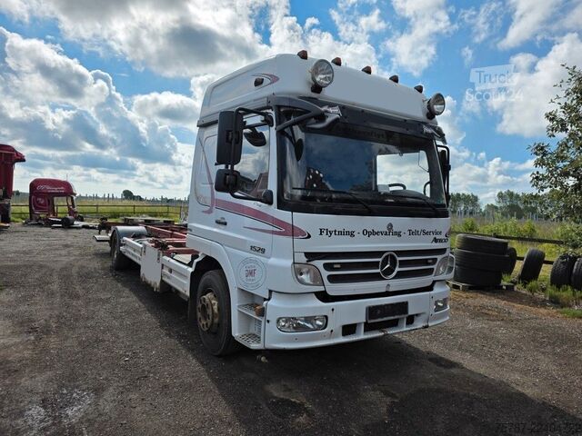 Камион със сменяема надстройка MERCEDES-BENZ 1524 BDF mit Klima, Ladebordwand, 2 x Bett