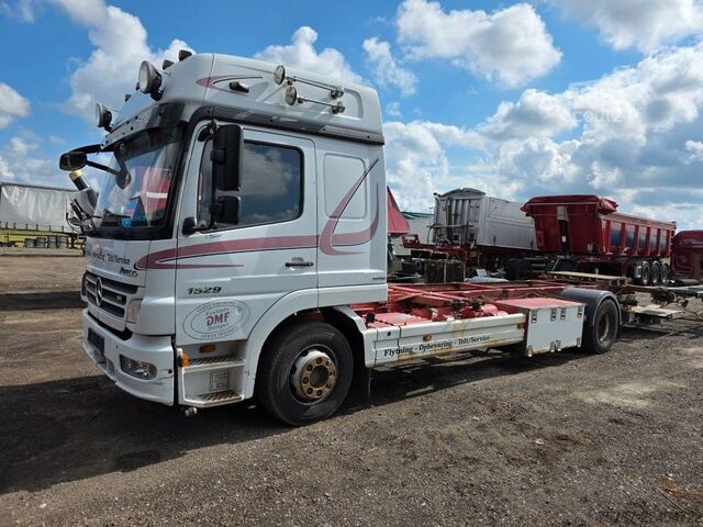 Камион със сменяема надстройка MERCEDES-BENZ 1524 BDF mit Klima, Ladebordwand, 2 x Bett