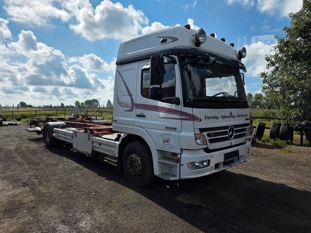 Камион със сменяема надстройка MERCEDES-BENZ 1524 BDF mit Klima, Ladebordwand, 2 x Bett