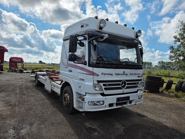 Камион със сменяема надстройка MERCEDES-BENZ 1524 BDF mit Klima, Ladebordwand, 2 x Bett