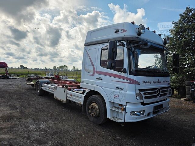 Камион със сменяема надстройка MERCEDES-BENZ 1524 BDF mit Klima, Ladebordwand, 2 x Bett