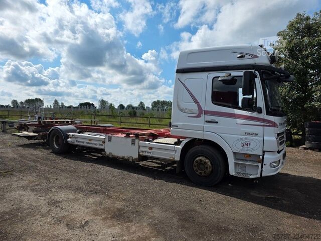 Камион със сменяема надстройка MERCEDES-BENZ 1524 BDF mit Klima, Ladebordwand, 2 x Bett
