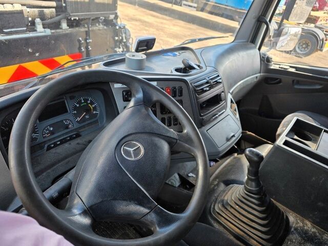 Камион със сменяема надстройка MERCEDES-BENZ 1524 BDF mit Klima, Ladebordwand, 2 x Bett