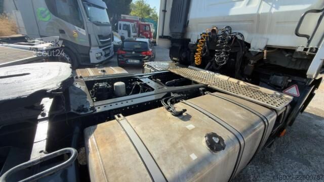 Standarta vilcējs Iveco Stralis 460 Hi-Way