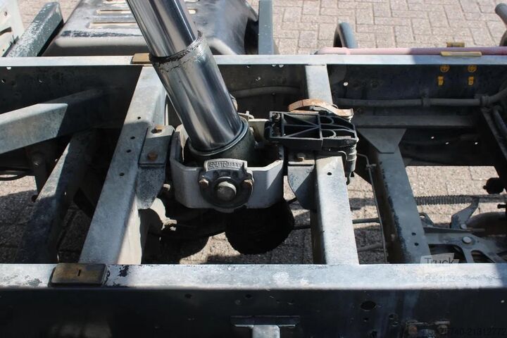 Volquete Nissan 45.13 + EURO 4 + C patent + tipper + MANUAL