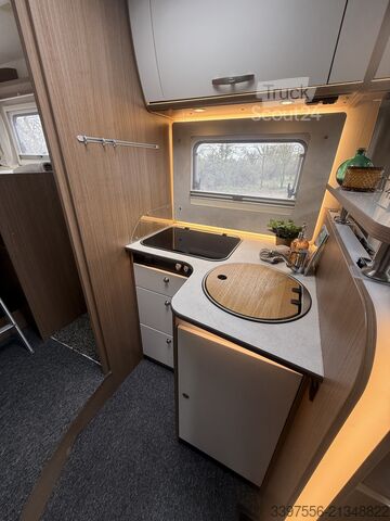 Félintegrált lakóautó Carado T 447