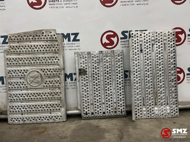 Chassis part Mercedes Occ set bordesplaten + afdekplaat catalysator Merc