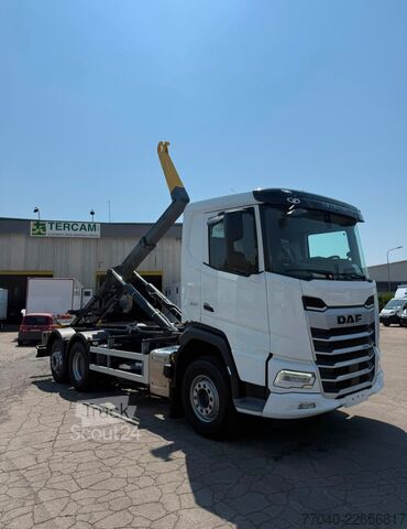 Kampós konténerszállító teherautó DAF XF 530 FAN con scarrabile GUIMATRAG 26 t