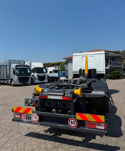 Kampós konténerszállító teherautó DAF XF 530 FAN con scarrabile GUIMATRAG 26 t