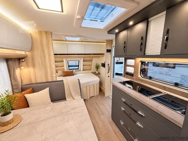 Lakókocsi HOBBY De Luxe 545 KMF Modell 2027 Garage ausgestellt