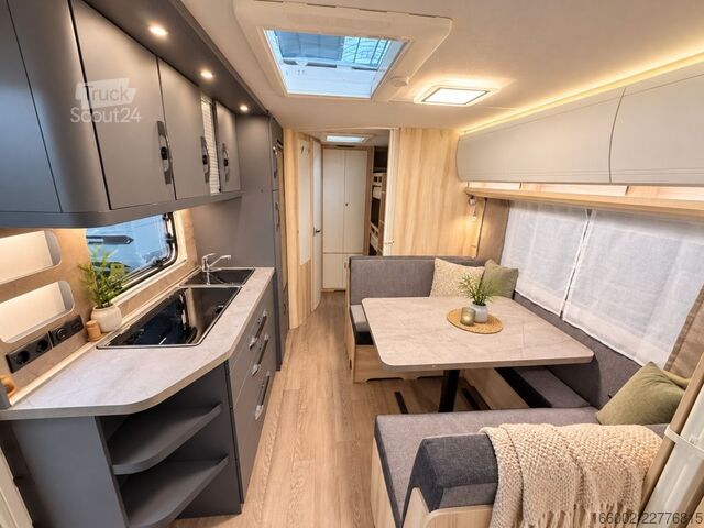 Lakókocsi HOBBY De Luxe 545 KMF Modell 2027 Garage ausgestellt