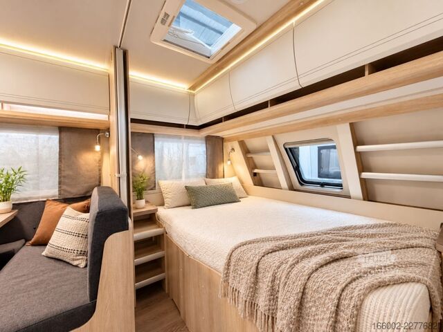 Lakókocsi HOBBY De Luxe 545 KMF 3-er Etagenbett ausgestellt