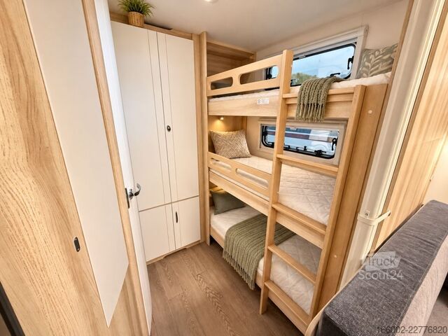 Lakókocsi HOBBY De Luxe 545 KMF 3-er Etagenbett ausgestellt