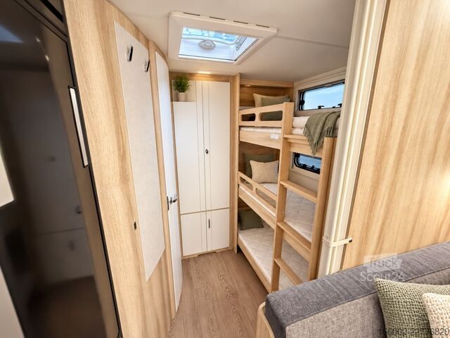Lakókocsi HOBBY De Luxe 545 KMF 3-er Etagenbett ausgestellt