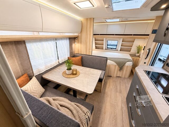 Lakókocsi HOBBY De Luxe 545 KMF 3-er Etagenbett ausgestellt