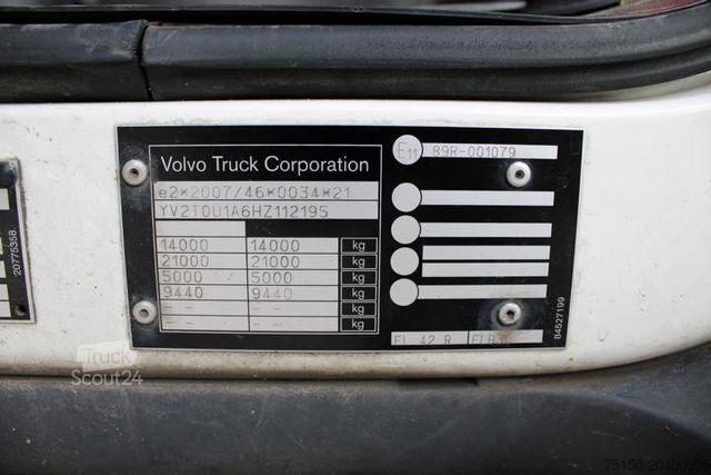 Вантажівка з платформою і тентом VOLVO FL 210 4x2 BL - Nr.: 195