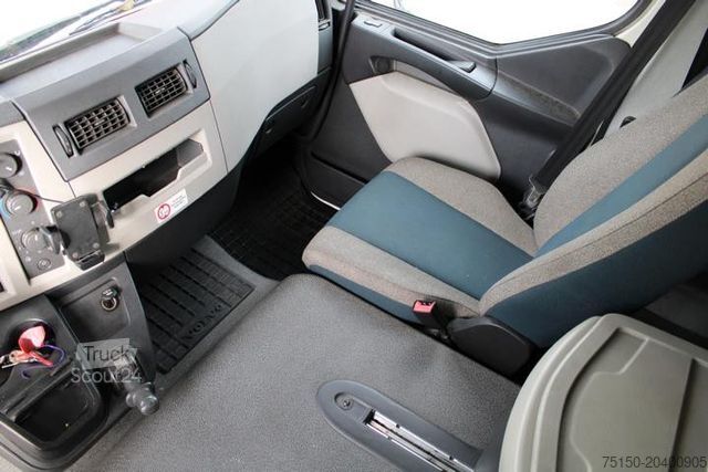 Вантажівка з платформою і тентом VOLVO FL 210 4x2 BL - Nr.: 195