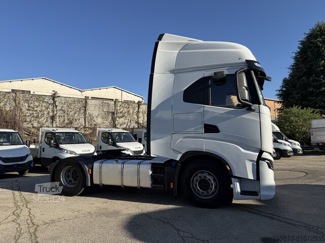 Standard tractor unit Iveco SWAY 490