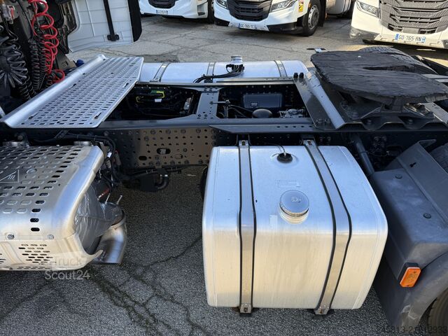 Standard tractor unit Iveco SWAY 490