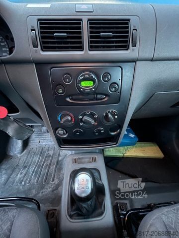 Panelinis furgonas FORD Transit Connect Kasten T220 8-fach bereift