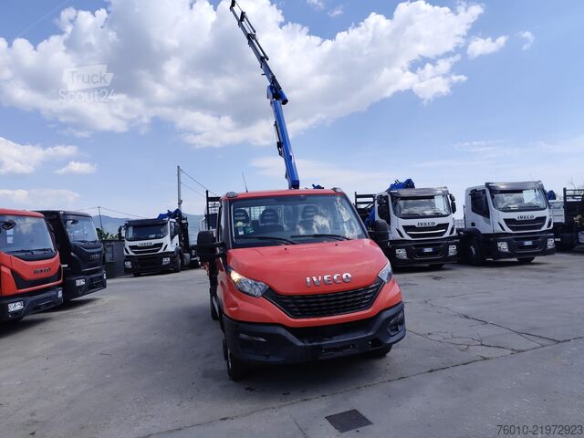 Kravas automašīna ar furgonu un celtni Iveco Daily 35-120