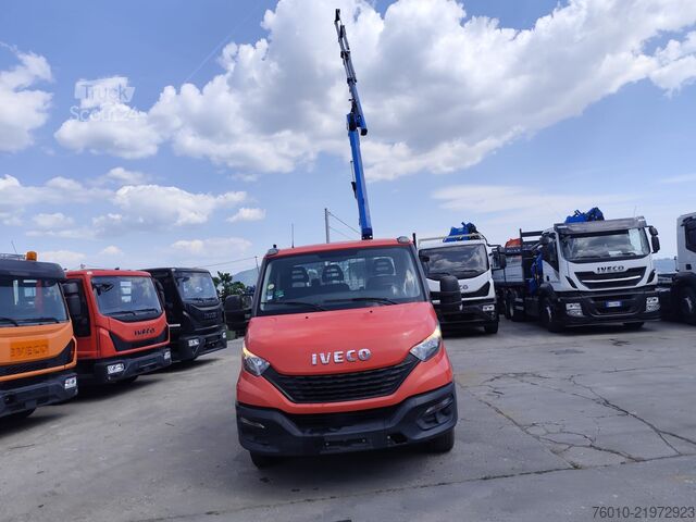 Furgón con grúa montada sobre camión Iveco Daily 35-120
