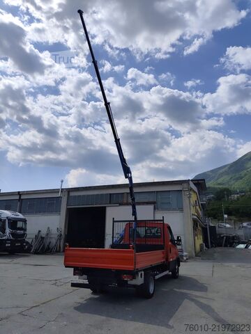 Furgón con grúa montada sobre camión Iveco Daily 35-120