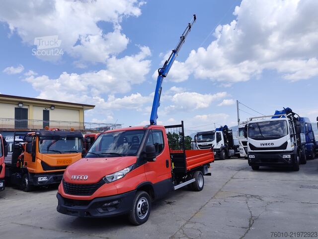Furgón con grúa montada sobre camión Iveco Daily 35-120
